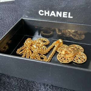 CHANEL Vintage Gold Floral Pendant Necklace